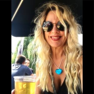 Meet your Posher, Deina